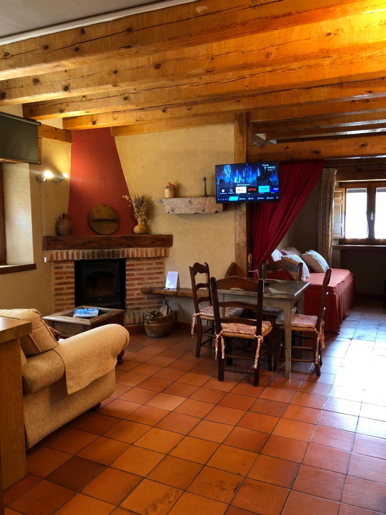 Apartamentos Lobiche Navafría 외부 사진